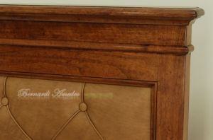 Letto classico matrimoniale in legno massiccio con pannello testiera imbottito in vera pelle